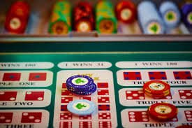 Tampilan platform live casino dengan dealer profesional dan interaksi real-time di Surabaya